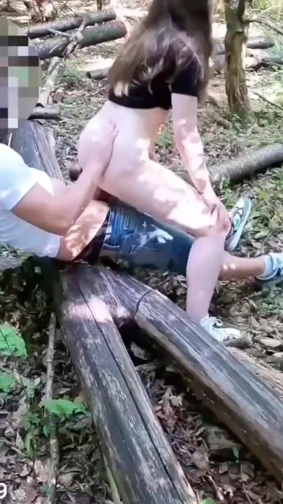 热辣的勉强合法小妞在树林里被干，森林性爱，在户外裸体，裸体小妞，户外性爱 | 短片 1