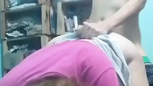 Götünü emiyor, cep telefonuyla kayıt yaparken onu domaltarak sikiyorum