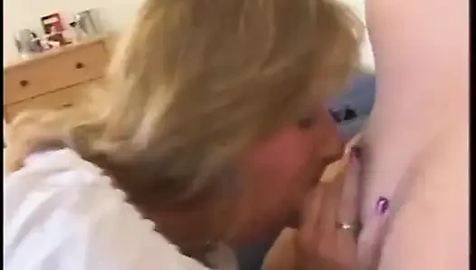 Tıknaz üniversiteli kız sakso çekiyor ve sikiliyor