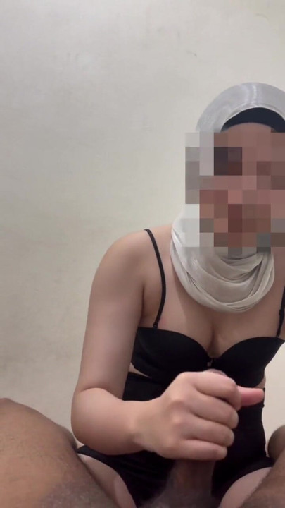 Hijabis Maleis meisje zuigt pik tot ejaculatie | Clip 1