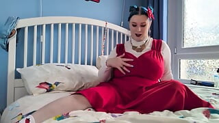 Igranje s pičkom i tresenje guzice u crvenoj haljini - solo cura