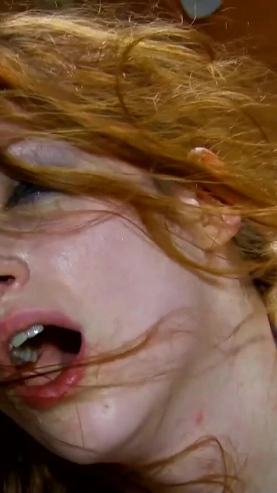 Σαγηνευτική στιγμή από το "Deepthroating girl fucked on the beach - pierced cock anal"