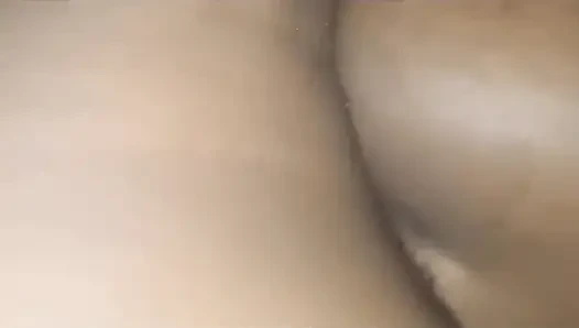 Cowok ini ngentot memek basah cewek sange ini sampai dia meringis keenakan!