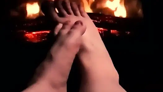 Согревание моих ступней, чтобы дать тебе хорошую горячую дрочку ногами без наушников