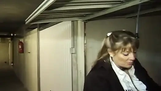 Bu Fransız sürtük park alanında açık havada anal sikiliyor