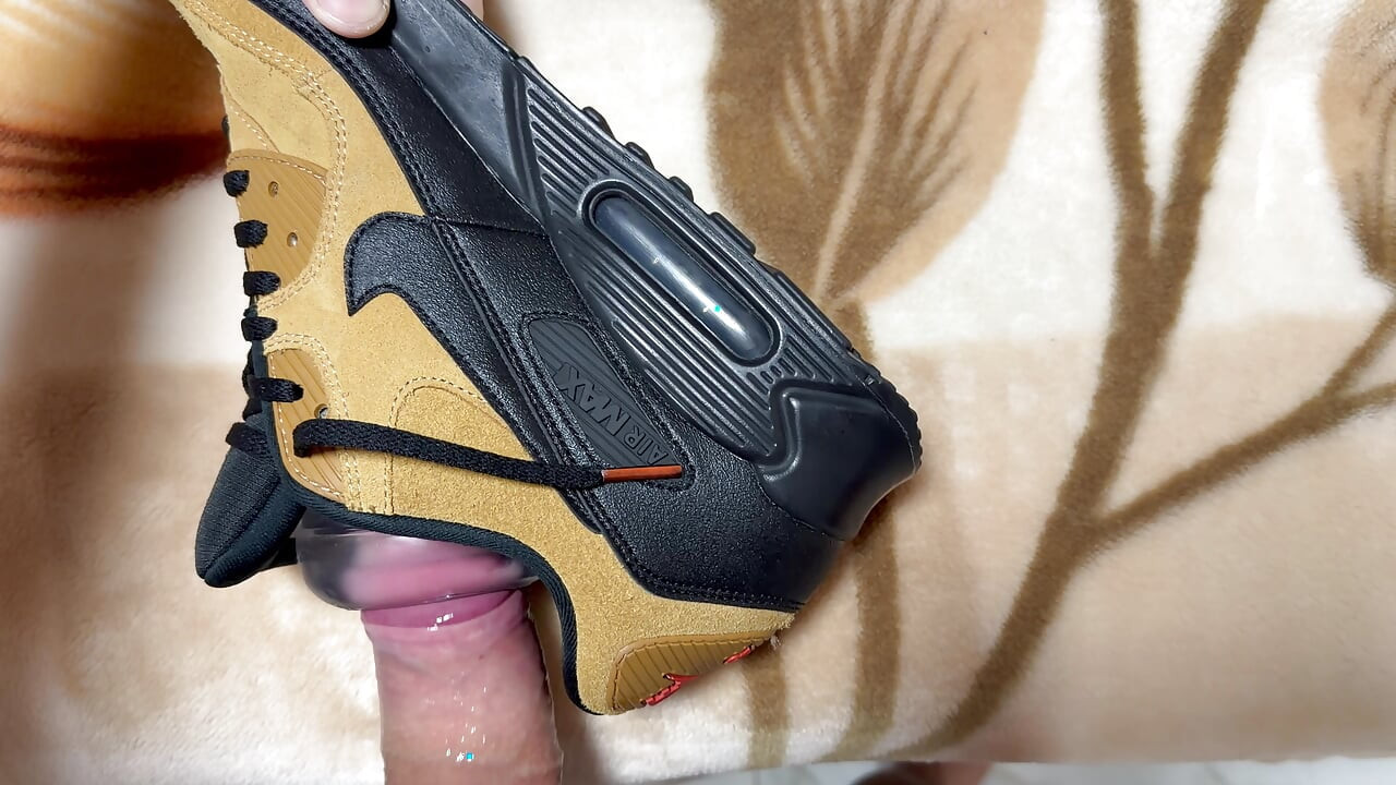 Ngentot nike air max 90 baruku pakai fleshlight bagian 2 (crot di dalam)