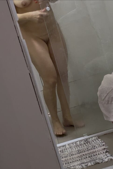 Saya memfilmkan kakak ipar saya sedang mandi