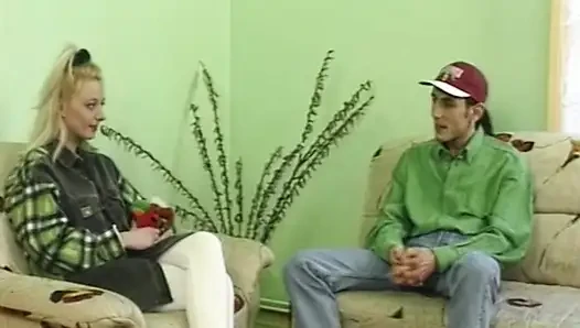 Schüchternes Mädchen Nimmt Ihn Vorsichtig in Den Mund