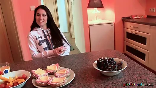 Girlfriends XXX - Sie geben ihrer britischen freundin eine tour durch ihre c'zech muschi