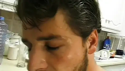 Heiße blondine braucht einen großen schwanz in den arsch!