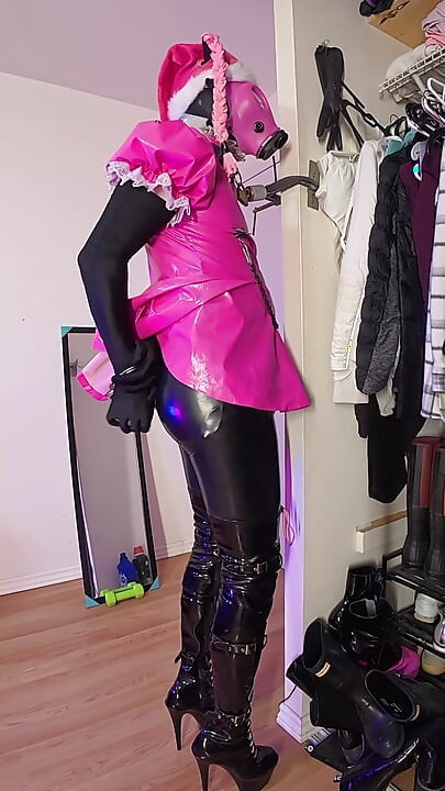 Η υπηρέτρια ξεφεύγει νωρίς από τα δεσμά του εαυτού της