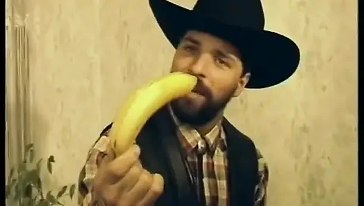 Sarışın genç kız götü sikilmeden önce büyük yarak emiyor