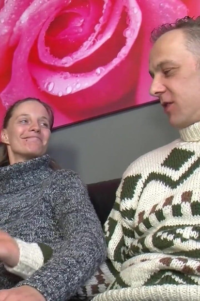 Wanita sange nyepong dua kontol bergantian