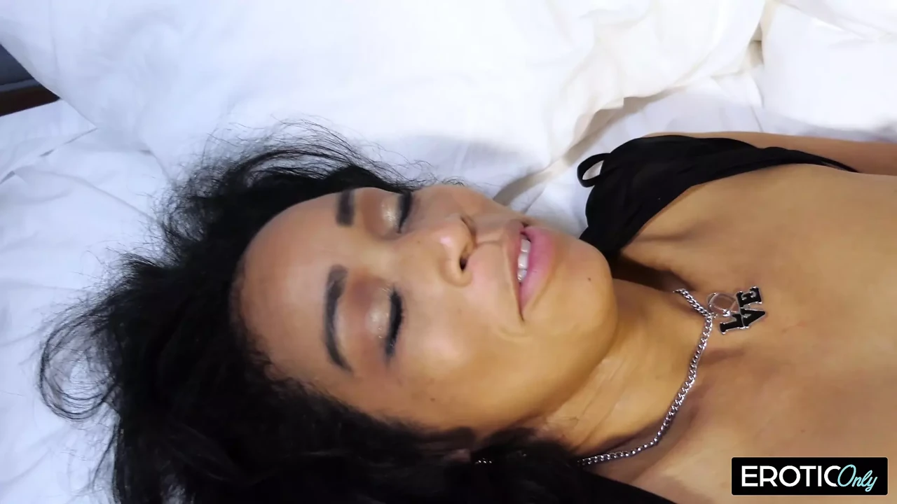 Sexy Black MILF Gets Fucked Hard by a Thick BBC – She Loves Every Deep Thrust