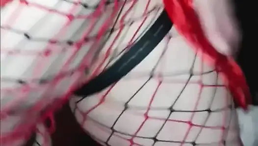 Шлюха в маске снова сосет