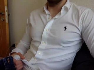 Sexy jonge man in een overhemd van Ralph Lauren en een spijkerbroek van dsquared2