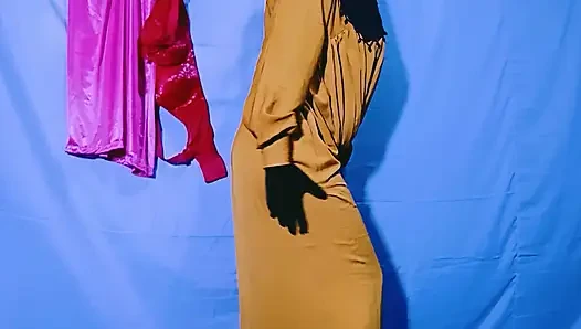 Hintli evli kadın makinede dikiş dikiyor ama başka düşünceleri de var