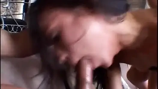 Cowok ini nyepong kontol 2 cowok rambut cokelat sebelum dicrot di muka dua kontol