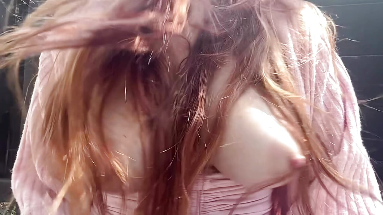 그녀의 보짓물 큰 젖탱이를 만드는 Artemisia Love는 긴 새시를 위해 야외에서 튀어나오게 합니다.