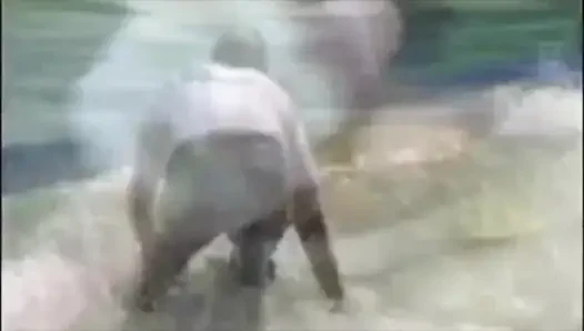 Bir sörfçü rüyasında heteroseksüel mastürbasyon