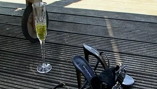 Sarışın lezbiyen ıslak amcığını parmaklayarak açık havada tek başına seks yapıyor