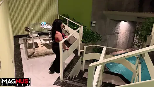Kurzes mädchen mit dickem hintern hat sex mit einem tätowierten typen.