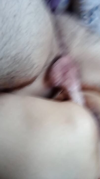 Une femme mature monte un jeune pénis