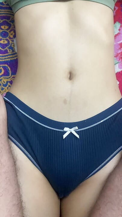 그녀는 카메라가 있다는 것을 알았고 여전히 모든 것을 뒤로 물러서지 않고 볼 수 있도록 하기로 결정했습니다.
