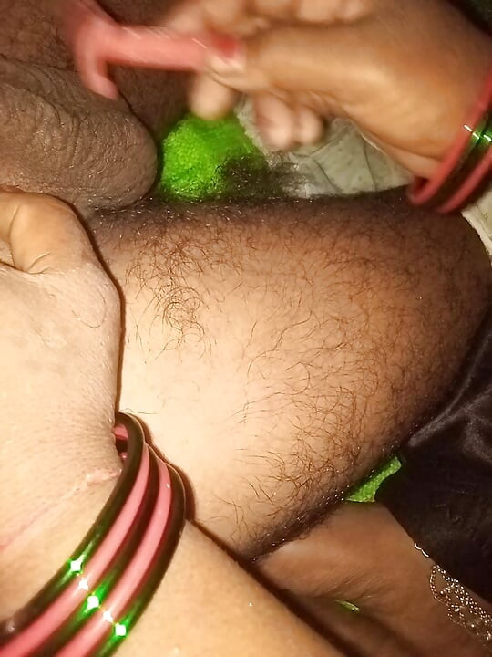 Bhabi ne baiya ke bal saf kiye fir chudai ki