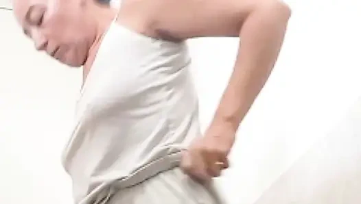 SEKSI OLGUN KADıN BANYODA KıLLı AMCıĞıNı GÖSTERIYOR