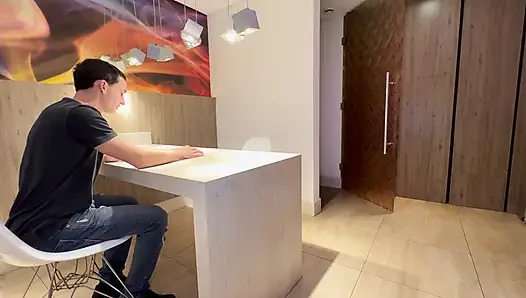 GEILE MILF NECKT IHREN FRAUENARZT BEI EINEM TERMIN