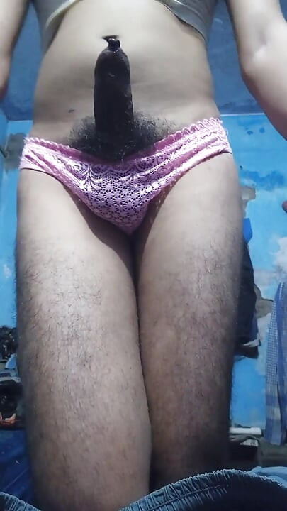 Mladi indijski sissy femboy u grudnjaku i gaćicama svoje polusestre dok drka dok ne svrši