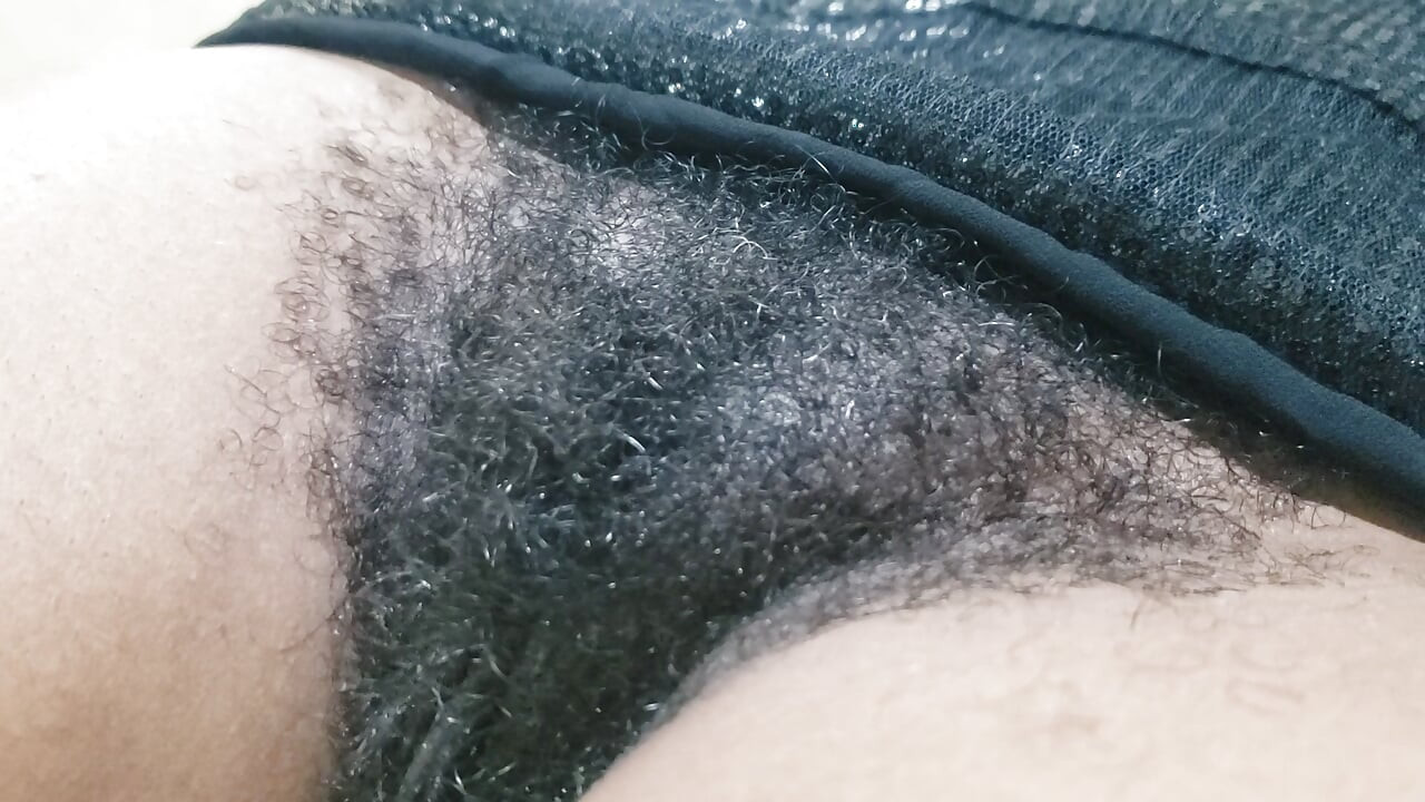 Coño peludo de morena milf con efectos visuales íntimos de primer plano