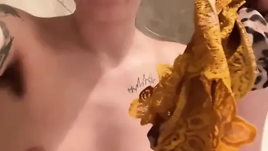 Cewek sange dengan memek berbulu lagi asik dimasukin celana dalamnya