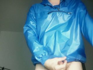 Ich trage eine glänzende dünne Regenjacke aus Nylon