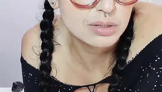 Biraz seks ve erkeklerle seks hakkında konuşuyor - takma yarakla