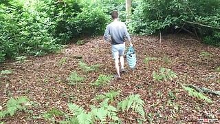 Amatorski Gay Twink Miller Larkin jeździ swoim dildo w lesie