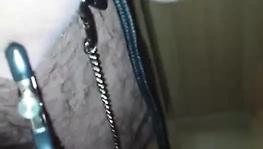 an die Kette gelegt