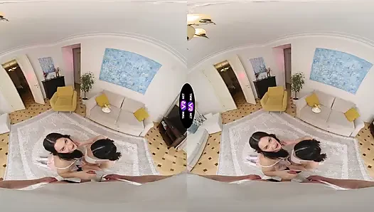 Pelacur terangsang roxy dan amelia berterima kasih padanya dengan blowjob ganda - teenmegaworld