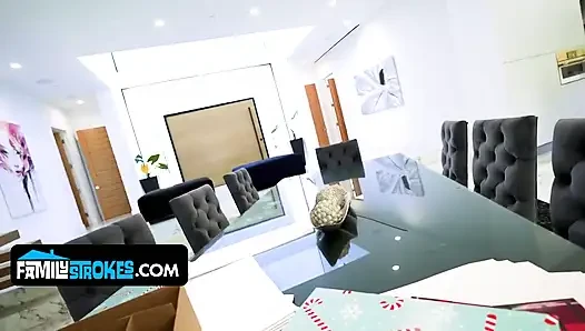 Bakire Liz noel arifesinde üvey babasına ilk olması için yalvarıyor