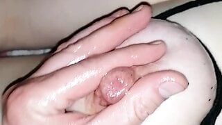 Massagem de grandes mamas naturais com óleo de bondage