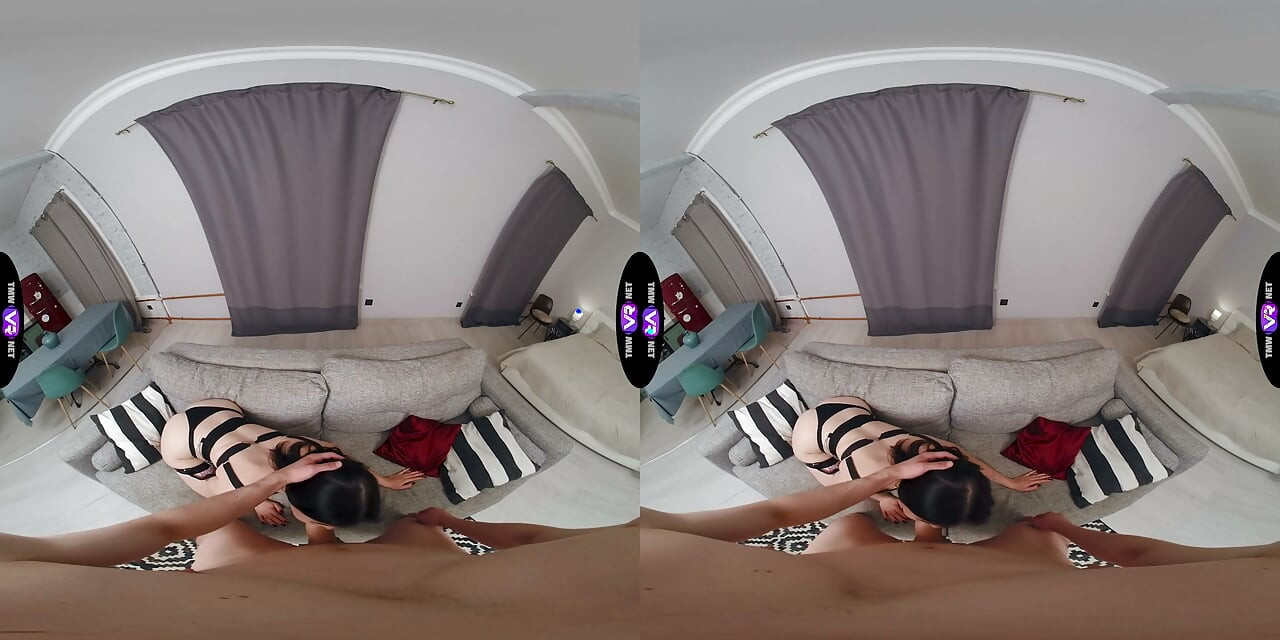 Virgin Butterfly retar med underkläder och blir sedan naken - TeenMegaWorld