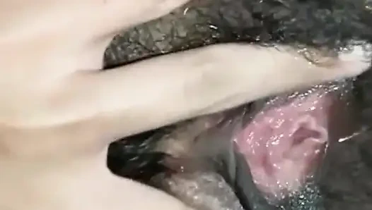 Gadis hot desi mandi dan colok memeknya sendiri