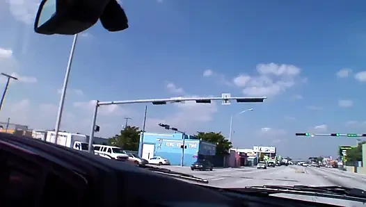 Kelinci pantat panas disetubuhi di studio