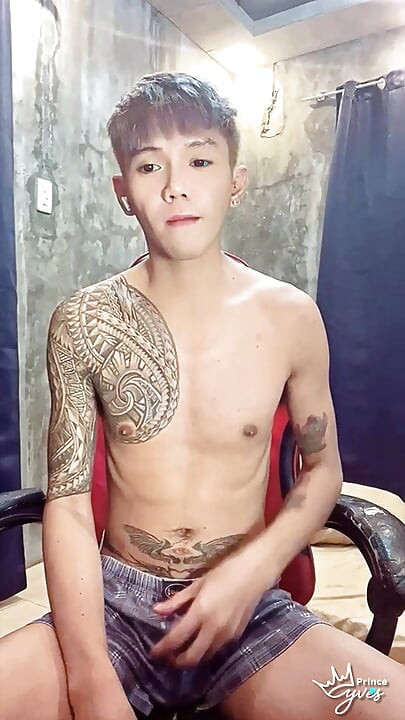 Pinoy cachonda tatuada twink jugando con su juguete masturbador