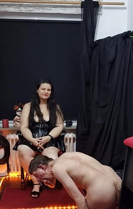 BBW MILF Domina nutí hloupou otrokyni uctívat její zpocené nohy - ponížení nohou fetiš