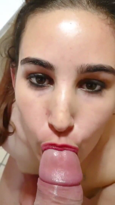 Une fille avec des tresses suce une bite après un footjob avec ses pieds trempés et énervés | Clip 1