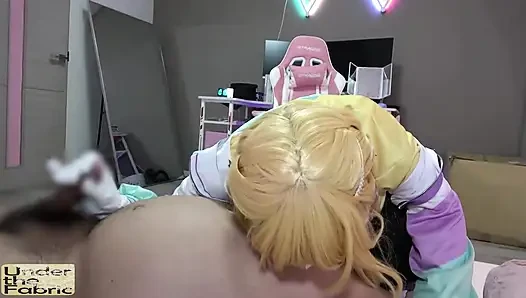 Fluffy natural G Cup Maria nimmt es mit einer verspielten Cosplay-Fußnecken-herausforderung auf.