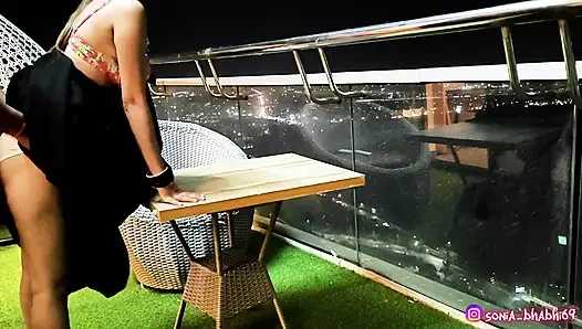 Ich habe meine Fantasie erfüllt, indem ich Sex auf dem Balkon habe. mit einem Boten. im Hindi Rollenspiel