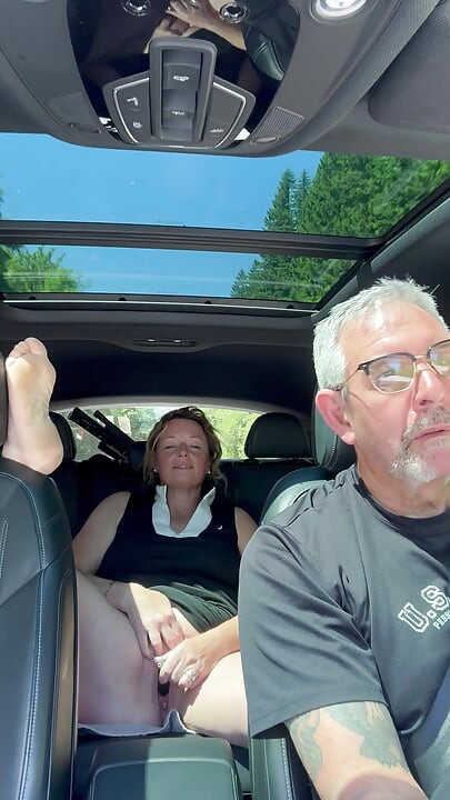 Esposa juega con su coño en el asiento trasero mientras papi conduce, viaje por carretera